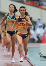 グランプリ女子１５００メートル決勝　４分１０秒６０で優勝した豊田自動織機の田中希実（右）＝ユニバー記念競技場（撮影・吉田敦史）