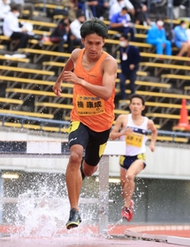 グランプリ男子２０００メートル障害決勝　５分２９秒１１の日本最高記録を樹立した阿見ＡＣの楠康成（手前）＝ユニバー記念競技場（撮影・吉田敦史）