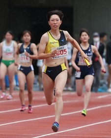 大学・一般女子４００メートルリレー決勝　優勝したＫＡＧＯＴＡＮＩのアンカー安田明日翔＝ユニバー記念競技場（撮影・小林良多）