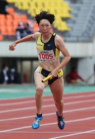 大学・一般女子４００メートルリレー決勝　優勝したＫＡＧＯＴＡＮＩのアンカー安田明日翔＝ユニバー記念競技場（撮影・小林良多）