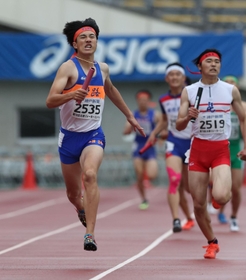 高校男子１６００メートルリレー決勝　猛烈な追い上げで逆転優勝した姫路のアンカー高見陸亜（左）＝ユニバー記念競技場（撮影・小林良多）
