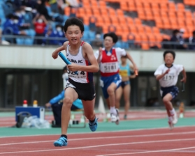 小学男子４００メートルリレー決勝　１位でゴールした但馬ＡＣのアンカー南光海翔＝ユニバー記念競技場（撮影・小林良多）