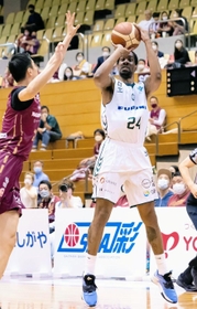越谷-西宮　第２クオーター、シュートする西宮のハインズ（２４）
