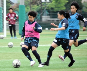 大一番に向け、練習に熱が入る田中（11）らＩＮＡＣ神戸の選手たち＝26日、神戸市東灘区、神戸レディースフットボールセンター