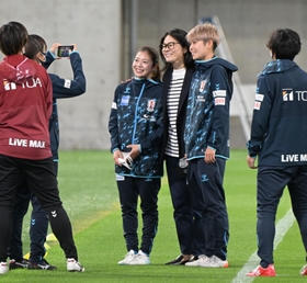 試合終了後、澤穂希さん（右から３人目）がサプライズで登場しＩＮＡＣ神戸の選手たちと記念撮影する（撮影・秋山亮太）