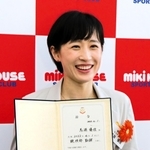 辞令を手に笑顔を見せる馬淵優佳＝大阪府八尾市のミキハウス本社