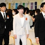 入社式の会場に入る馬淵優佳（中央）＝大阪府八尾市のミキハウス本社