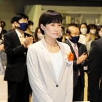 真剣な表情で入社式に臨む飛び込みの馬淵優佳＝大阪府八尾市