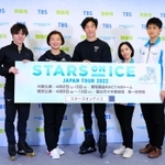 公開リハ-サルに合わせて会見したフィギュアスケート女子の坂本花織（左から２人目）、三浦璃来（同４人目）ら＝大阪府門真市（(c)ＳＴＡＲＳ　ｏｎ　ＩＣＥ）