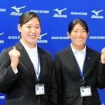 入社式後に会見で笑顔を見せる競泳の白井璃緒（左）と陸上の児玉芽生＝大阪市