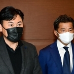 パワーハラスメント問題などについて見解を述べるヴィッセル神戸の三木谷浩史会長（左）と永井秀樹ＳＤ＝神戸市兵庫区、ノエビアスタジアム神戸（撮影・中西幸大）