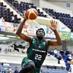 西宮ー仙台　第４クオーター　ゴール下に攻め込む西宮のムボジ（Ｃ）B.LEAGUE