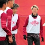 即戦力として期待が懸かる神戸のＭＦ橋本拳人（右）＝いぶきの森球技場ⓒＶＩＳＳＥＬ　ＫＯＢＥ