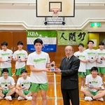 兵庫県バスケットボール協会の八木善生会長（中央右）から表彰されたゴッドドアのメンバー＝神戸市内（提供写真）