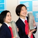 兵庫県スポーツ賞「特別選手賞」副賞の丹波立杭焼（たちくいやき）のトロフィーを手にする三浦璃来選手（左）と坂本花織選手＝兵庫県庁