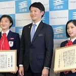 兵庫県スポーツ賞「特別選手賞」の賞状を手にする坂本花織選手（左）と三浦璃来選手（右）、斎藤元彦知事＝兵庫県庁