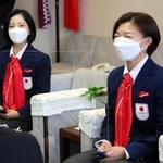 兵庫県スポーツ賞「特別選手賞」贈呈式で笑顔を見せる坂本花織選手（右）と三浦璃来選手＝兵庫県庁