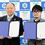 松竹芸能と教育活動支援に関する協定書を交わすなど、東灘高校長時代はユニークな発想で知られた徳山学さん（左）＝神戸市東灘区深江浜町