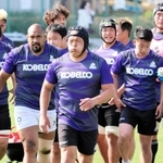 神戸の屋台骨を支えてきたプロップ山下裕（中央）＝神鋼灘浜グラウンド