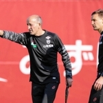 古巣であるＣ大阪との初陣に向け、選手たちを指導する神戸のロティーナ監督（左）＝いぶきの森球技場ⓒＶＩＳＳＥＬ　ＫＯＢＥ