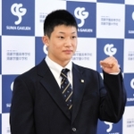 須磨学園高の入学式に出席後、報道陣の取材に応じる飛び込みの玉井陸斗＝神戸市須磨区の同校