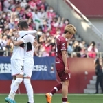 セレッソ大阪に０ー１で敗れ、ピッチで肩を落とすヴィッセル神戸の大迫勇也（右）。開幕１０戦未勝利とクラブワースト記録を更新した＝ノエビアスタジアム神戸（撮影・小林良多）