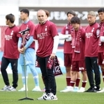 アジアチャンピオンズリーグ１次リーグを前にした壮行会であいさつするヴィッセル神戸のイニエスタ＝ノエビアスタジアム神戸（撮影・小林良多）