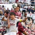 神戸-Ｃ大阪　後半ロスタイム、神戸の菊池がヘディングシュートを放つがポストに当たり、得点ならず（撮影・小林良多）