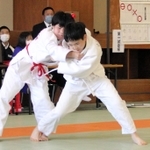 決勝　大将戦で激しく組み合う兵庫少年こだま会の地道（右）