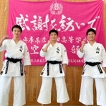 空手の全国高校選抜大会の代替大会に挑む長田の男子団体形メンバー。左から川戸、原田、宮野＝神戸市長田区の同校