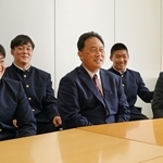 兵庫勢で初めての全国制覇を果たした全国高校選抜ラグビー大会を振り返る報徳の（左から）植浦慎仁主将、木谷光選手、西條裕朗監督、海老沢琥珀選手、元田利幸校長＝１４日、神戸市中央区東川崎町１、神戸新聞本社（撮影・秋山亮太）