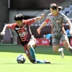 ＩＮＡＣ神戸－長野　バセドー病による休養を経て、公式戦復帰を果たしたＩＮＡＣ神戸のＦＷ京川舞（左）＝神戸市兵庫区のノエビアスタジアム神戸