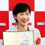 ミキハウスの入社式で辞令を手に笑顔を見せる馬淵優佳＝１日、大阪府八尾市の同社本社