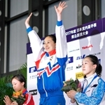 ２０１７年６月の日本室内選手権女子１メートル板飛び込みで優勝し、表彰台で歓声に応える馬淵優佳＝東京辰巳国際水泳場