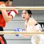 ＷＢＯアジア・パシフィック女子バンタム級王座決定戦　２回、攻める赤林檎（右）