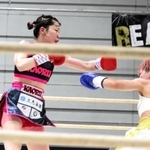 日本女子アトム級王座決定戦　４回、ダウンを奪う伊賀薫（左）