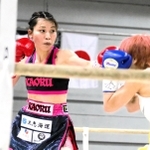 日本女子アトム級王座決定戦　序盤に攻める伊賀薫（左）