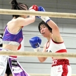 日本女子バンタム級タイトルマッチで攻める挑戦者の満田美紀（右）