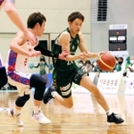 西宮-熊本　第２クオーター、ドリブルで切り込む西宮の道原（右）（Ｃ）B.LEAGUE