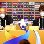 ＡＣＬ１次リーグ初戦に向けた公式会見に臨む神戸のロティーナ監督（左）と扇原＝ブリラム（Ｃ）ＶＩＳＳＥＬ　ＫＯＢＥ