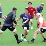 初先発のチャンスをつかんだ神戸のフランカー井上（中央）＝神鋼灘浜グラウンド