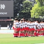 東京ベイ-神戸　試合前、急逝した神戸のヘッドＦＷコーチのカンバーランドさんに黙とうをささげるフィフティーン＝江戸川区陸上競技場