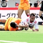 東京ベイ-神戸　前半、追加のトライを決めた神戸のクルーデン＝江戸川区陸上競技場