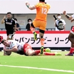 東京ベイ-神戸　前半、追加のトライを決めた神戸のシカリング＝江戸川区陸上競技場