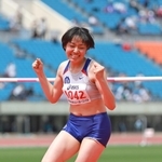 兵庫リレーカーニバル一般・高校女子走り高跳び決勝　１メートル73の跳躍に成功し、ガッツポーズする順大の井上紗耶加（撮影・吉田敦史）