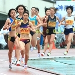グランプリ女子１５００メートル決勝で快走する田中希実（中央）ら。間近で見られる客席も設けられた＝２４日午後、神戸市須磨区緑台、ユニバー記念競技場（撮影・吉田敦史）