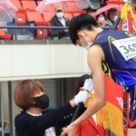 リレーの表彰式でプレゼンターを務めた福士加代子さん（左）＝撮影・鈴木雅之