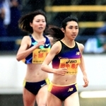 グランプリ女子１５００メートル決勝　４分１０秒６０で優勝した豊田自動織機の田中希実（手前）＝撮影・鈴木雅之