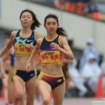 グランプリ女子１５００メートル決勝　４分１０秒６０で優勝した豊田自動織機の田中希実（右）＝ユニバー記念競技場（撮影・吉田敦史）