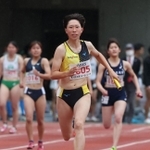 大学・一般女子４００メートルリレー決勝　優勝したＫＡＧＯＴＡＮＩのアンカー安田明日翔＝ユニバー記念競技場（撮影・小林良多）